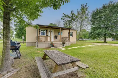 Image de Near Parks & Lakes: Pet-Friendly Winnie Cottage