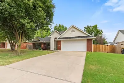 Image de Newly decorated/great location, convenient to UoA, Walmart Amp, and all of Nwa
