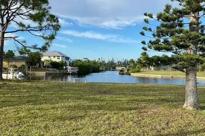 Image de New waterfront Pine Island home awaits your fishing adventure!