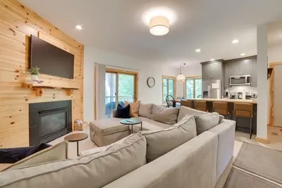 Modern Bellaire Condo: Pool Access, Near Skiing!