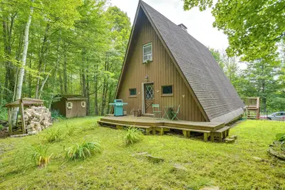 Image de A-Frame Cabin w/ Furnished Deck in Becket!