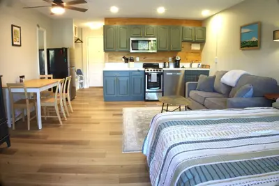 Image de Great Value! Classy Comfortable King Bed Studio, Sleeps 4!