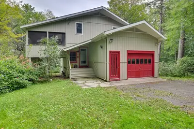 Image de Spacious Tolland Home w/ Deck + Screened Porch!