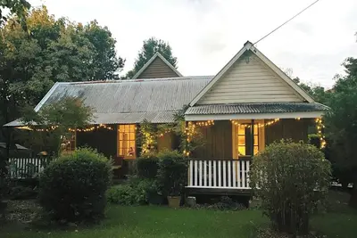 Image de \"Unplug & Reconnect\" at our romantic Rose Cottage