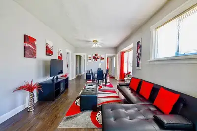 Image de Rubi Lounge: Cozy 2br Lower Unit | Patio, Porch & Parking  • 8 Mins to Downtown