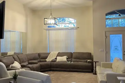 Image de Beautiful and comfortable home only ten minutes from the beach!