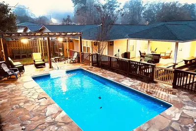 Image de Backyard Oasis - Private Pool, gazebo, patio