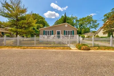 Image de Pet Friendly with a Pool! Steps to the Bay!