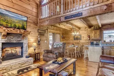 Image de Place In TIme: Free Attraction Tickets, Hot Tub, Jacuzzi Tub, Firepit & Close To Dollywood