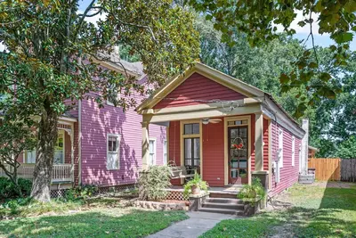 Old Dauphin Way Historic Home short walk downtown