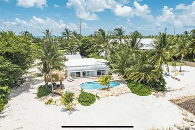 Image de Sandy Beach Cove🏝️🏖️  Gated Private Beach Home Plus Cottage Oasis, With Dock