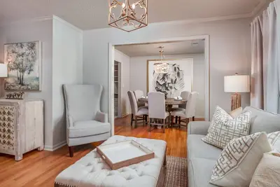 Image de The Golden Elephant: Elegance, Comfort & Crimson Tide Spirit in Northport