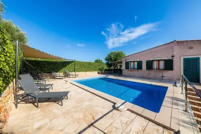 Image de Cadre de vie intime avec piscine et jacuzzi – Son Frau