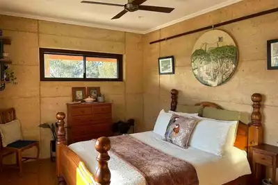 Image de Rammed Earth Retreat