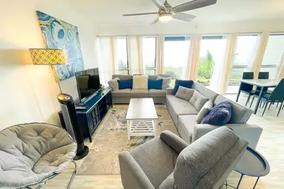 Image de Comfortable luxury fully remodeled modern space surrounded by green coffee farms