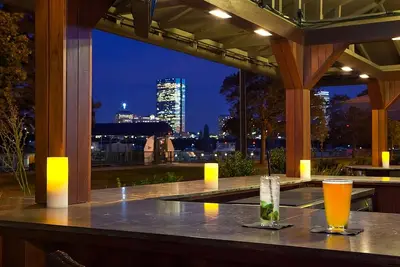 Image de Comfortable Stay at a Hotel w\/ Glass Atrium Roof Pool by Charles River