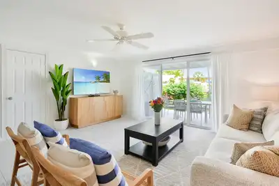 Image de Coconut Bay Villas #113 in West Bay w/ Pool