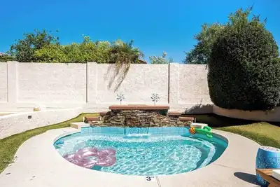 Image de Discover Desert View charm, steps away from shopping at Desert Ridge Marketplace