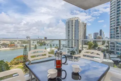 Image de Luxury Living with Breathtaking River and Hinterland Views!