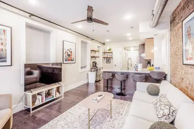 Artist's Gallery Downtown 2b/2Bath Condo