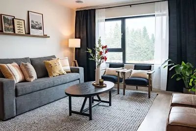 Image de Condo - Revelstoke Vacations - The Selkirk House with private hot tub