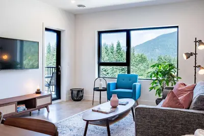 Image de Condo with Private Hot Tub - Revelstoke Vacations - North Bowl Nook