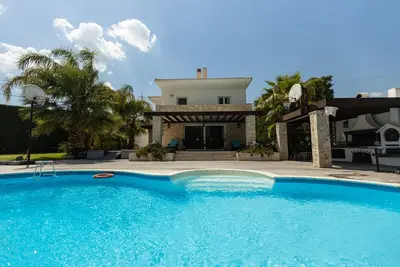 Enjoy your vacation at a luxurious stone villa with garden & swimming pool!