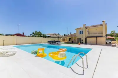 Image de Chalet With Pool for 12per. in Toledo