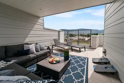 Modern Luxury Townhouse Large rooftop & Elevator with 4  bedrooms