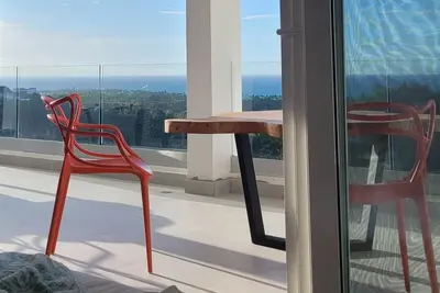 Image de Suite in panoramic villa. Ensuite bathroom and infinity pool.