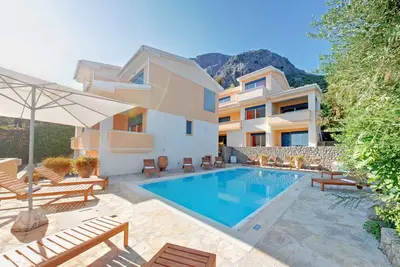 Stylish studios and apartments with pool and sea view, 70 meters from the beach