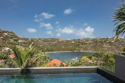 Lovely Villa with Tropical Environment