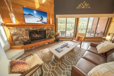 Image de Unit with wood burning fireplace and free shuttle