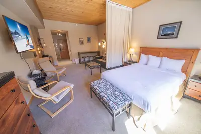 Image de Great Studio condo! Walk to river run!