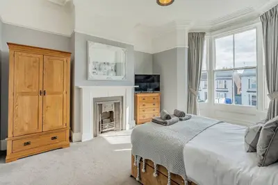 Image de A superb townhouse complete with private use of a hot tub in the heart of Southport.