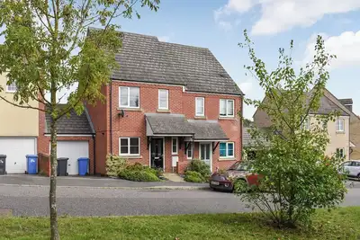 Image de Bright, spacious, modern two-bedroom house close to amenities.