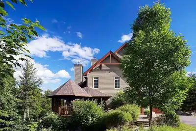 Image de \nLocated directly on the Nansen ski trail, on a very private corner unit.