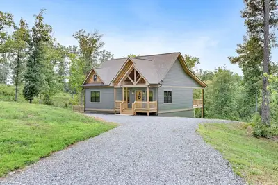 Image de Newly built, dog-friendly home with firepit, shaded deck & lovely property