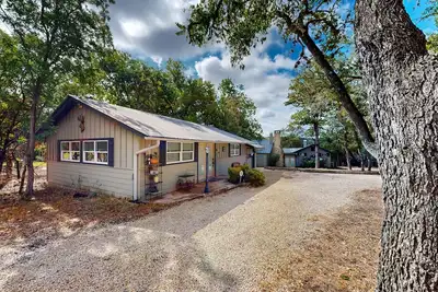 Image de Hill Country home with firepit, yard & treehouse - near town