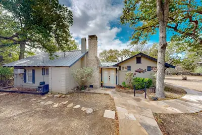 Image de Hill Country home with yard, firepit & treehouse - close to town