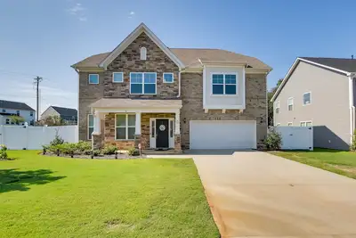 Image de Greer Family Home w/ Library, Sunroom & Backyard!