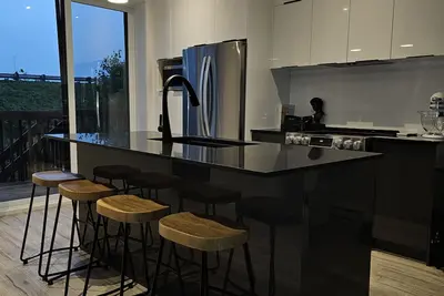 Image de A Symphony of Style & Luxury: Dive into Our Elite Townhouse!