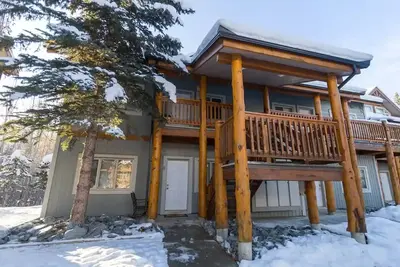 Image de Cozy ski hill getaway with airy loft office and hot tub