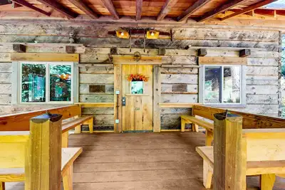 Image de Charming woodland cottage with 2 covered porches, wood stove, treehouse, firepit