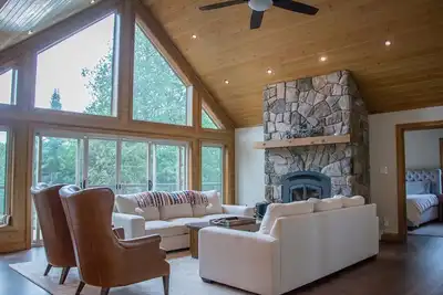 Image de Family friendly all season cottage on Whitestone lake. Nestled on 7 acres forest