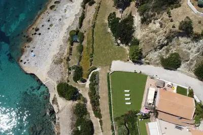 Image de Seafront luxurious 3-bedroom villa with private swimming pool.