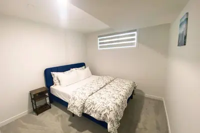 Image de Unique and cozy 2 bedroom, 1 bathroom lower level suite in a family home.