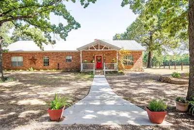 Image de Relax and enjoy the peace & quiet at this spacious ranch on 30 plus acres. \n