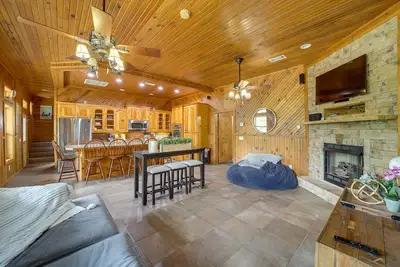 Image de Lake Eufaula Cabin w/ Hot Tub & Large Deck