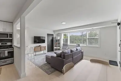 Image de Original 2br Condo in Alexandria. Discover the Comfortable